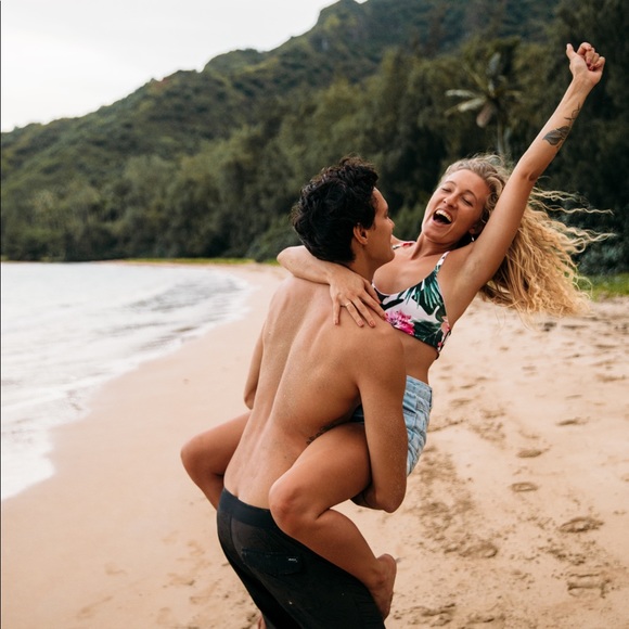 Meet your Posher, Hannah - Picture 1 of 3